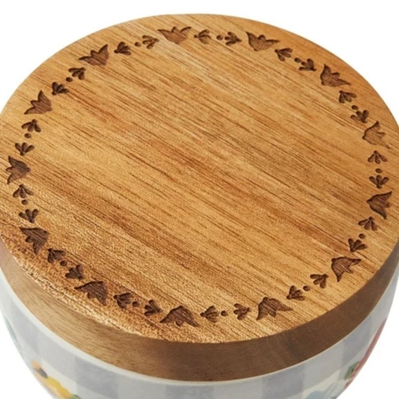 The Pioneer Woman Sweet Romance Stoneware Salt Cellar with lid - Picture 4 of 5